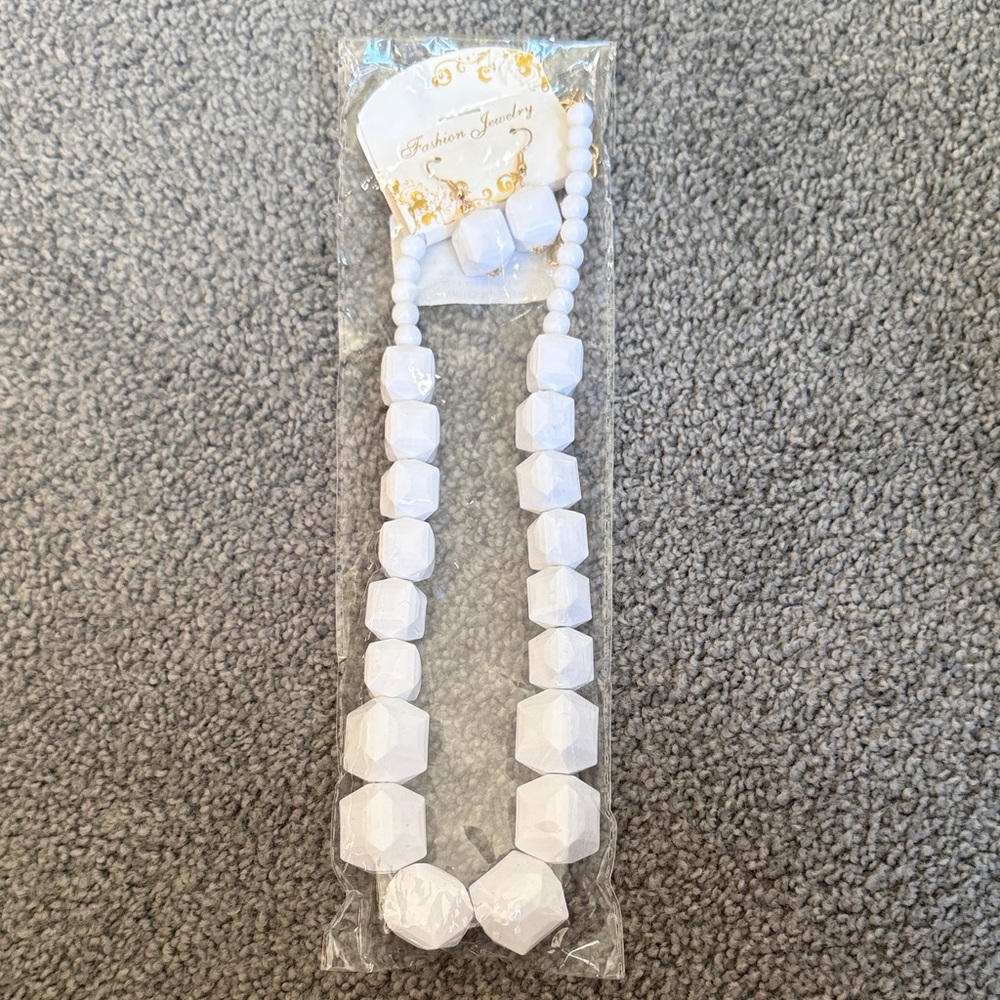 White Acrylic Beaded Set! Chunky Graduated 20” Bead Necklace & Hoop Earrings!